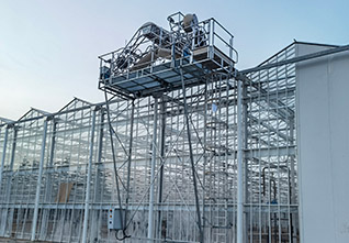Greenhouse-with-Roof-Cleaning-Machine-13